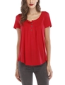 Gros plan du t-shirt rouge à col Henley avec trois boutons et détails plissés - S / Rouge