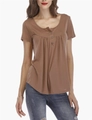 Détail d'un t-shirt à manches courtes caramel avec col henley boutonné et plis souples - S / Kaki