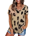 Detailaufnahme des Leopardenmusters auf dem sommerlichen V-Ausschnitt T-Shirt für Damen - Khaki / S
