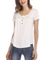 Détail du haut Henley blanc avec trois boutons marron et encolure plissée délicate - S / Blanc