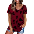 Detail des V-Ausschnitts und Leopardenmusters auf diesem weinroten Kurzarm-T-Shirt - Burgunderrot / S