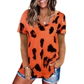 Detail von V-Ausschnitt und Leopardenmuster auf orangefarbenem Sommer Kurzarm T-Shirt - Orange / S
