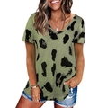 Nahaufnahme des V-Ausschnitts am olivgrünen Damen-T-Shirt mit Leopardenmuster im Sommer - Armeegrün / S