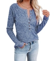 Detail des blauen Henley-Shirts mit Knopfleiste und strukturierter Strickoberfläche - S / Blau