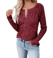 Detail eines burgunderroten Henley-Tops mit Waffelstrick und fünf Knöpfen - S / Burgunderrot