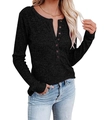 Detail des schwarzen Henley-Shirts aus Rippstrick mit sechs braunen Knöpfen - S / Schwarz