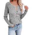 Detail des grauen Henley-Ausschnitts mit dekorativen Holzknöpfen am Langarmshirt für Damen - S / Grau