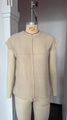 Damen Strickweste in Beige mit Rundhalsausschnitt und Mittelnaht am Schneiderpuppe - Aprikose (Ausstellung)