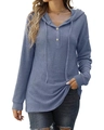Detail van blauwe wafelgebreide hoodie met trekkoord en een knoopsluiting bij de halslijn - S / Blauw