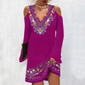 Detail eines lilafarbenen Kleides mit V-Ausschnitt und Ethno-Blumenstickerei - S / Druck A / Fuchsia