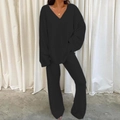 Détail d'un ensemble de détente noir pour femme avec col en V, manches longues et pantalon large - S / Noir