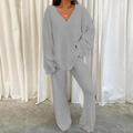 Détail de l'ensemble de détente en polaire gris clair avec col en V et pantalon large - S / Gris clair