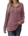 Détail du pull en maille gaufrée rose poudré avec boutons en bois et capuche - Rouge Foncé