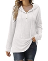 Detail van witte wafelgebreide textuur en houten knopen op de casual trui met capuchon - S / Wit