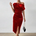 Detalle de vestido rojo de terciopelo con hombros caídos, abertura lateral y drapeado - S / Rojo