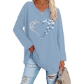 Detailansicht V-Ausschnitt Langarmshirt mit Herzmotiv aus Leopardenmuster und Schmetterling - S / Blau