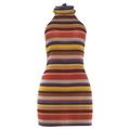 Mini abito in maglia aderente con strisce multicolori e un elegante scollo all'americana - S / Marrone