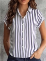 Dettaglio di camicia a maniche corte a righe viola e bianche con colletto e bottoni - S / Blu