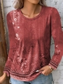 Vue détaillée de l'imprimé floral et de la bordure géométrique sur ce haut femme - S / Rouge
