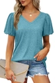 Détail d'un t-shirt bleu gris à col en v avec manches bouffantes et maille texturée - Bleu lac