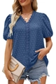 Dettaglio della camicetta blu scuro con scollo a V, tessuto plumetis e pizzo crochet - Blu
