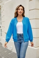 Detail der königsblauen Strickjacke mit Reißverschluss, Zopfmuster und Rippbündchen - S / Blau