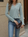 Detailaufnahme des V-Ausschnitts mit Knöpfen an einem gerippten Langarmshirt für Damen - S / Oberteile / Grün