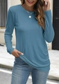 Dettaglio maglia a costine a maniche lunghe con bottoni ambrati e scollo rotondo - S / Blu