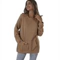 Detail eines lockeren hellbraunen Sweatshirts mit großer Kängurutasche und Rundhalsausschnitt - S / Khaki