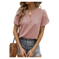 Chemise rose à manches courtes avec col en V et texture à pois pour femmes sur blanc - Rose