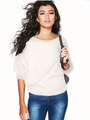 Dettaglio del maglione in maglia bianco crema con trama a costine orizzontali e maniche a pipistrello - S / Bianco
