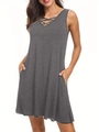 Détail du col en V croisé et du tissu gris doux de cette robe évasée sans manches - Gris foncé