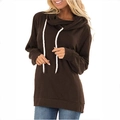 Detalle de una sudadera marrón de mujer con capucha, cuello alto y cordones blancos - S / café
