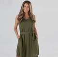 Détail de robe sans manches vert olive avec laçage au col en V et ceinture à la taille - Vert Militaire