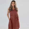 Détail de la robe sans manches rouge brique avec encolure croisée et taille à cordon réglable - Rouge Brique