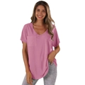 Détail d'un t-shirt rose pour femme avec col en V, poche décontractée et manches courtes - Rose