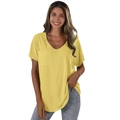 Détail du t-shirt jaune clair à col en V avec tissu doux et poche carrée sur la poitrine - Jaune
