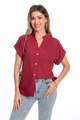 Dettaglio camicia a maniche corte rosso scuro con scollo a V e trama del tessuto - S / Borgogna