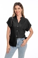 Dettaglio di una camicia nera da donna in cotone e lino con risvolto e tasca sul petto - S / Nero