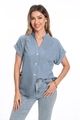 Dettaglio camicia blu in lino a maniche corte con scollo a V e tasca anteriore - S / Azzurro