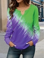 Detalle del cuello en V en top de manga larga para mujer con estampado degradado verde y violeta - S / Púrpura