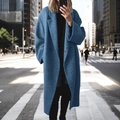 Gros plan d'un manteau long bleu ciel en laine avec revers et boutons décoratifs - S / Hauts / Aqua