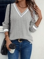 Hellgrauer V-Ausschnitt Strickpullover mit weißen Streifenmanschetten und Rippmuster - S / Grau