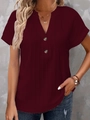 Detail van bordeaux T-shirt met V-hals, wafeltextuur en decoratieve bruine knopen - S / Bordeauxrood