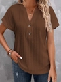 Detailopname van bruin T-shirt met V-hals, verticale ribbeltextuur en knoopjes - S / Donkerbruin