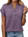 Detalle de top morado de punto acanalado con cuello en V y botones blancos suaves - Púrpura