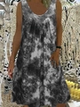 Detail van mouwloze jurk met U-hals, mesh-inzetstukken en zwarte witte tie-dye print - S / Zwart