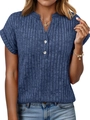 Detalle de camiseta azul con cuello en V de punto acanalado y botones decorativos - Azul