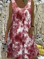 Detail van de boho tie-dye jurk met witte gehaakte kant bij de halslijn en een U-hals design - S / Rood