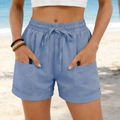 Détail du short bleu en lin à taille haute avec cordon de serrage et grandes poches - S / Bleu
